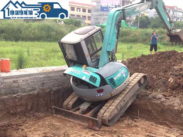 Đào đất móng nhà bằng thủ công và máy xúc
