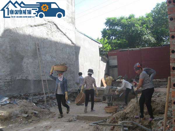 Đào đất móng nhà bằng thủ công và máy xúc