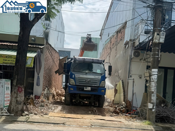 Bóc tách chi phí dọn dẹp phế thải xây dựng: Tính theo xe hay tính theo khối có lợi hơn?